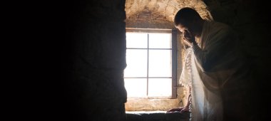 Yalnız, genç, yetişkin bir yetişkin. Yaş geçmiş Yahudi adam. Gökyüzü kutsal keşiş umudu. Üzgün üzgün günah düşün ağla ağla yakar yakar yakar yakar yakar yakar yakar Tanrım affet karanlık kilise hapishanesi ev taştan oda sembolü konsept