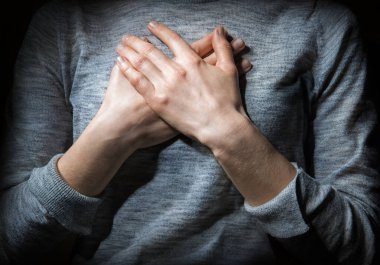 Kutsal İncil 'de genç bir kadın kolundan tutup acı çekiyor. Üzüntüyle düşün ve Tanrı' ya yalvarmaya başla. Eski moda sevimli heyecanlı genç adam nefes bakımının, akciğer gribinin, ruh sağlığı krizinin, mesaj alanının keyfini çıkarıyor.