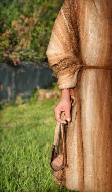 Cesur Arap çocuk karakter İbrani çocuk kahraman bornoz giyiyordu. Elbise giyiyordu. Öldürülüyordu. Yakın plan Yahudi, İsrailli yaylı spor sporcusu. Tanrı 'nın inancı, hedef tahtası.