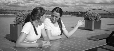 Genç üzgün ruh hali üzüntüsü, meraklı yüz ifadelerini karıştırır. Bayan abla, bar masasında el parmağı ile oturur. Gençlerin buluşması öfke dolu bir kıskançlık çatışması. Tartışmalı bir diyalog. Yazın şehir dışındaki nehir parkına bak.