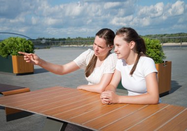 Genç üzgün ruh hali üzüntüsü, meraklı yüz ifadelerini karıştırır. Bayan abla, bar masasında el parmağı ile oturur. Gençlerin buluşması öfke dolu bir kıskançlık çatışması. Tartışmalı bir diyalog. Yazın şehir dışındaki nehir parkına bak.