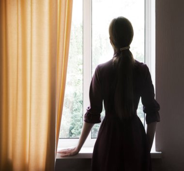 Genç mutlu ruh hali inancı Tanrı 'ya sor karanlık oda görüşü hatta metin alanı. Yetişkin dindar kadın acı çeker. Eski aşka güvenir. Umut eder.