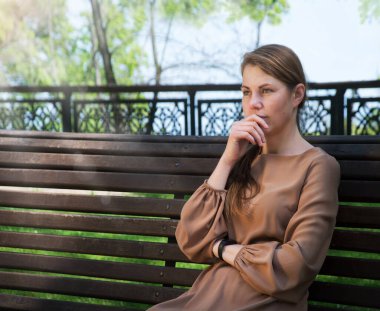 Genç, güzel, el elbiseli kadın kendini suçlu hissediyor. Üzüntü içinde yas tutuyor. Hüzünlü, yaşlı, kasvetli, beyaz gökyüzü mesaj uzayı. Sefalet içinde yüzen bir suçluluk duygusu.