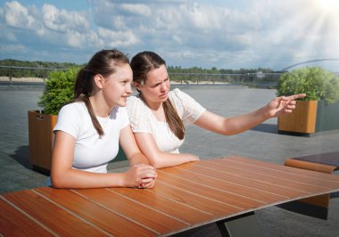 Genç üzgün ruh hali üzüntüsü, meraklı yüz ifadelerini karıştırır. Bayan abla, bar masasında el parmağı ile oturur. Gençlerin buluşması öfke dolu bir kıskançlık çatışması. Tartışmalı bir diyalog. Yazın şehir dışındaki nehir parkına bak.