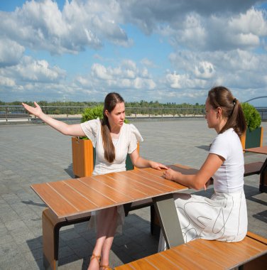 Genç öğrencinin morali bozuk. Stres sorunu var. Üzgün abla, bar masası kırma eli. Gençler tanışır kıskançlık dedikodularını duyarlar. Bağır, bağır, kriz yüzü. Bak, anlat.