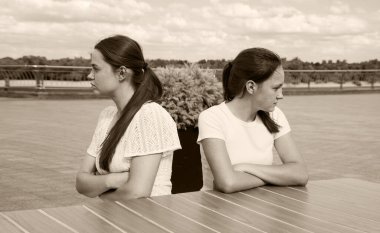 2 çılgın kaba gençlik yok sert okul gençlik bunalımı reddedilmiş arkadaş hakaret et şımarık üzgün üzgün üzgün üzgün huysuz kıskanç çocuk katı şüpheli konuşma dışarı bak şehir kafeteryası