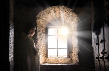 Genç üzgün, üzgün, endişeli, Yahudi, insan suratlı, Tanrı 'ya dua et de rüya aşkı dile. Genç bayan, siyah hapishane kalesinin duvarında duruyor. Korku, acı, üzüntü, savaş, mesaj alanı.