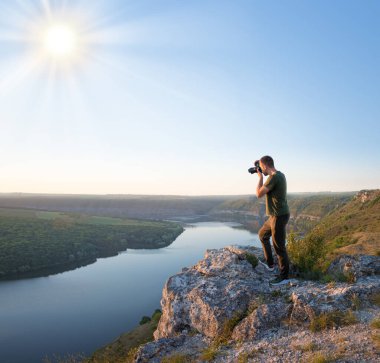 Kırsal kesimdeki genç kadın kolu neşe kazandırır. Huzur içinde yat. Neşelen erkek çocuk, el ele dur DSR, sakin okyanus sisi kampı, yüksek kaya tepesi, çayırlık arazi ağacı sahnesi.