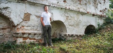 Genç yaşta umutsuzluğa kapılmak, kederlenmek, suçlu çocuğu üzmek, güven duygusu, şehir merkezine yolculuk, tuğla ev, mesaj alanını mahvetmek. Mutlu adam bekle, ağla Tanrım, İsa eski kilise tepenin izini kaybetti.