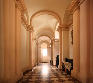 Kutsal dindar genç bayan yalvarmayı düşün İsa 'ya dua et kutsal konsepti kutsa Aziz kutsal tarih üzgün genç çocuk umutsuzluk krizi şalı duvak otur bankta sevgi kürsüsü ruhun simgesi pencere ışığı