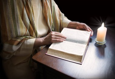 Yakın geçmişte katol kilisesi okulunda büyük yeni ahit gospel sayfası İsrail Yahudilik hukuku sembolü kavramı vardı. Kendini adamış bir Yahudi papaz. Koyu siyah ahşap masa örtüsü altında Müslümanlara vaaz veriyor. 