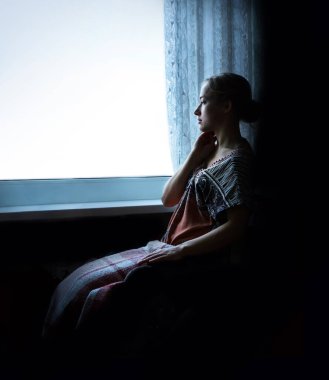 Dindar, ortodoks, yalnız, saf, kaygılı, yetişkin, açık tenli, beyaz bir bayan. Günahın saflığı, gençlik ruhunu strese sokuyor. Karanlık ana oda arkaplanındaki metin boşluğu