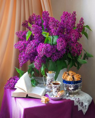 Tarihi İncil çağı sanat kültürü ev masasını sever açık sayfa metin alanını öğrenir. Kırsal Türkçe Arap çiçekli çiçek yaprağı dalıyla yaşam devam ediyor bahar dekoratif lezzetli sütlü moka kremalı tatlı turta tabağıyla evlendi