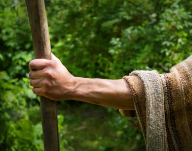 Geçmişe dönük kırsal araçları kapatın. Ortaçağ kırsal sürüsü yetişkin bilge çoban işçi azizi John Baptist 'e adanmıştır. Orta Doğu 'nun kutsal Yahudi cübbesi. Tanrı' ya dua et de İncil 'deki çubuk sembolü kavramı için dua et.