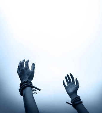 Yakın plan hapishane suistimalini arttırmak Tanrı 'ya dua et inanç beyaz metin alanını umutlandırsın. Yakın çekim acı ipi düğümü, bilek bağı, genç dizginleme, stres bağımlılığı, serbest bırakma, dini zafer.