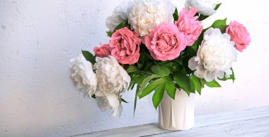 Eski antik çağ sanat parkı ışık masası yazı masası fotokopi uzayı. Güzel, nazik, mutlu, parlak yaprak, büyük, gür tomurcuk, bitki dekoru, yaşam sembolü, kutlama günü kartı, kapak arkaplanı.