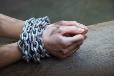 Yakın görüş eski kanun tehlikesi. Stresli erkek çocuk Tanrı 'dan yaşam ahşap metin uzayına yardım etmesini diliyor. Kapanış limiti, acı, kadın bileğini bağlıyor. Demir halat, vücut istismarını engelliyor.