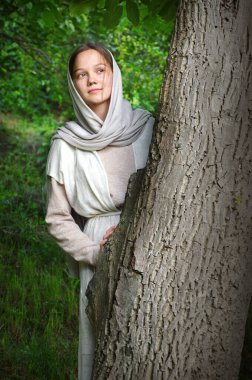 Genç ve zavallı İsrailli Yahudi kadın şalı peçe elbisesi. Mutlu şirin neşe İbrani ahşap çiftliği çocuk eğlenceli gülücük yüz bakışı bak uzağa dua et Tanrım bekle umut et anne tarlasına bak