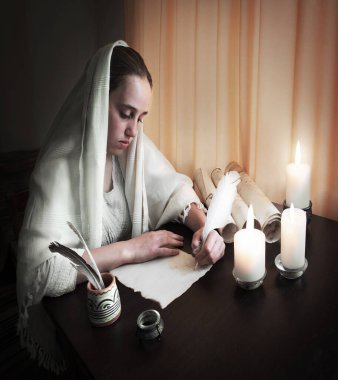 Üst görünümü kapatın. İncil 'deki hukuk ilanları sayfasını geçin. Lütfen uzayı okuyun. Yakın yaştaki erkek kol, parmak ucu mürekkep çizer. Sanat günlüğü çizer. Not defteri yazarı, insan evladı, siyah tahta masa.