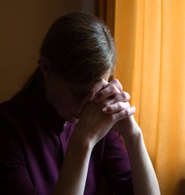 Yalnız kutsal acı çeken genç İsrail 'li kadın kollarını tut ve İsa' ya yalvarmaya başla. Eski antik aziz kutsal kitap tarihi kutsal Yahudi genç aşk ruhu karanlık gece mesajlaşması bile