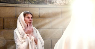 Mütevazı kutsal lütuf genç azize insan inancına saygı duy. Tanrı 'dan yardım iste. Yahudi hizmetçi kadın, eski beyaz, beyaz Arap kumaşından korkuyor. Mutluluğa hayran ol evlat. Umarım İsrail 'in bahçe evi olur.