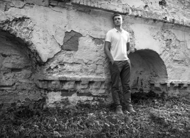 Genç yaşta umutsuzluğa kapılmak, kederlenmek, suçlu çocuğu üzmek, güven duygusu, şehir merkezine yolculuk, tuğla ev, mesaj alanını mahvetmek. Mutlu adam bekle, ağla Tanrım, İsa eski kilise tepenin izini kaybetti.