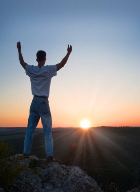 Genç, üzgün, kendini işine adamış genç bir kız. Tanrı 'ya güven, yardım et de hayatın aydınlık metnini kazanalım. Yükselmek güzel kol manzarası serbest bırakmak jest eski sosyal İncil Doğu İsrail İncil 'i Rock Hill