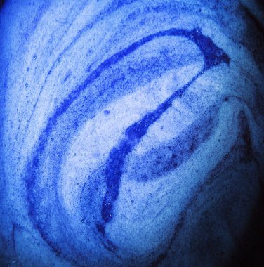 Makro parlak cyan parlak parlak, ıslak, kalın hava yuvarlak, sarmal meyve suyu, reçel sosu leke elementi kavramını kapatın. Sanat tasarımı koyu sulu renk yumuşak spa yağlı jel köpüklü metin alanı üst görünümü