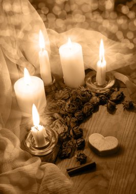 Samimi antika kutsal hatıra günü karanlık akşam evi banyosu mavi gökyüzü penceresi yazı uzayı afişi bile. Eski, yıpranmış beyaz masayı kapat. Hâlâ hayattayız. Pembe mumla aydınlatılmış sanat tebrik kartı dekoru.