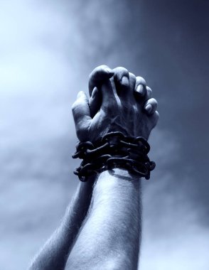 Eski üzücü ümitsizlik korkusu stres adamı dua ediyor. Umarım güneş mavi metin alanını aydınlatır. Yakından adam kaçırma limiti. Bilek bilek, halat bağlama, taciz. Umutsuz vaka.