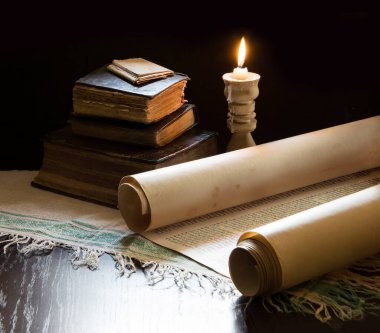 Grunge çağı, kaba, kırsal, açık mezmur, talmud, hukuk, kağıt, arşiv, siyah, tahta masa alanı. Yeni Yahudi kültürü, Tanrı İsa, İncil, edebiyat, sanat, ahşap, hayat kavramı.