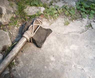 Yakın çekim kaba eski Neolith dönemi zanaat Hint avcı adam çakmaktaşı bıçak hache kol vahşi zemin metin uzayı. Üst kabileyi kapatın. Çelik çelik savaş objesi sanat stili işareti.