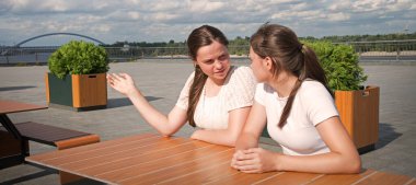 Genç üzgün ruh hali üzüntüsü, meraklı yüz ifadelerini karıştırır. Bayan abla, bar masasında el parmağı ile oturur. Gençlerin buluşması öfke dolu bir kıskançlık çatışması. Tartışmalı bir diyalog. Yazın şehir dışındaki nehir parkına bak.