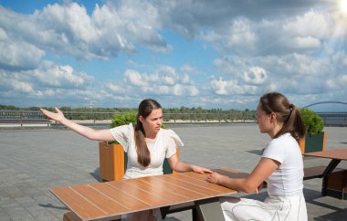 Genç öğrencinin morali bozuk. Stres sorunu var. Üzgün abla, bar masası kırma eli. Gençler tanışır kıskançlık dedikodularını duyarlar. Bağır, bağır, kriz yüzü. Bak, anlat.