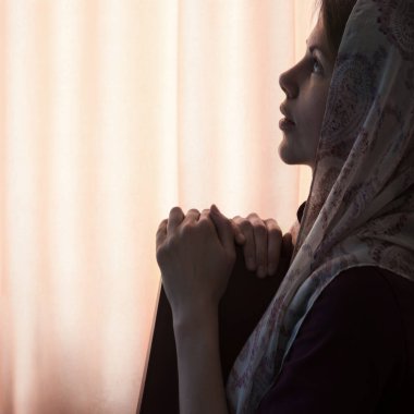 Yalnız, kutsal, mutlu, insan eli şalı İsa 'ya dua et de huzur bulsun. Genç üzgün, yalnız, ruhsal bunalımlı bayan bekle aşk bilgeliği ışığı gökyüzü bile beyaz
