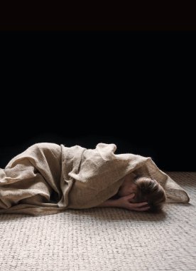 Genç, yalnız, yorgun, kayıp, kayıp, yas tutan, yas tutan, ağlayan, ağlayan, ağlayan bir genç bayan, Tanrı 'ya yalvar, merhamet dile, zavallı, ruhsal, suçlu, günahkar, kötü, acı çeken, sarhoş, uyuşturucu bağımlısı, yaşlı, kenar mahalle gecesi