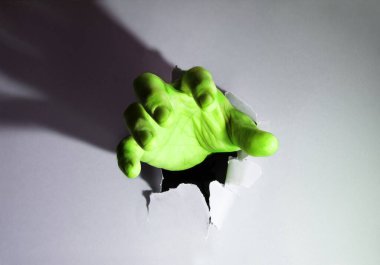 Beyaz sayfa aralığındaki yırtık sancağa dokunan eski büyük güç avuç içi vuruşu yap. Yakından bak pis zenci kız ölüm suçlusu kadın korku işareti ikon fikri boş sanat geri mesaj alanı