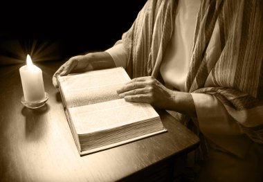 Yakın geçmişte katol kilisesi okulunda büyük yeni ahit gospel sayfası İsrail Yahudilik hukuku sembolü kavramı vardı. Kendini adamış bir Yahudi papaz. Koyu siyah ahşap masa örtüsü altında Müslümanlara vaaz veriyor. 