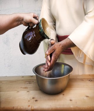 Yakın geçmişte İsrail 'in doğusunda Yahudi tapınağı ayin ayini sürahisi ıslak suçluluk kolunu döktü. Kadın hizmetçi kız işi. Efendi hükümdar. Yargıç. Vazo şişesi içer, vücut bakımı yapar.