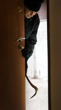 Yaşlılıktan kork, kadın ajanın beyaz odanın duvarlarını kırmasından kork. Yaklaş, pis pis herif dikiz aynasız kurbanın arkasına gizlen, ahşap girişi dene, kanunu koru, boş erişim, gizli konsept.