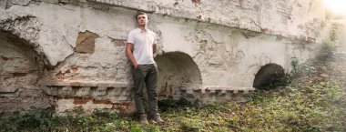 Genç yaşta umutsuzluğa kapılmak, kederlenmek, suçlu çocuğu üzmek, güven duygusu, şehir merkezine yolculuk, tuğla ev, mesaj alanını mahvetmek. Mutlu adam bekle, ağla Tanrım, İsa eski kilise tepenin izini kaybetti.