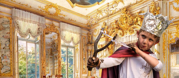 Плохое платье плащ плащ ткань старый ретро мужчины войны стрелять рок орудие охоты цель богатый золотой зал. Симпатичный маленький счастливый маленький король сын парень рука угрозы сердитый взгляд держать тянуть удар радость сказка концепция