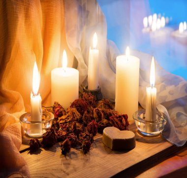 Samimi antika kutsal hatıra günü karanlık akşam evi banyosu mavi gökyüzü penceresi yazı uzayı afişi bile. Eski, yıpranmış beyaz masayı kapat. Hâlâ hayattayız. Pembe mumla aydınlatılmış sanat tebrik kartı dekoru.