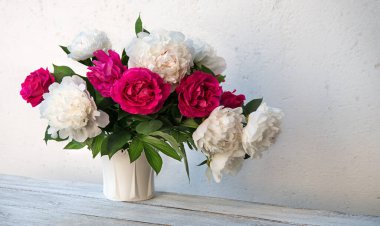 Eski antik çağ sanat parkı ışık masası yazı masası fotokopi uzayı. Güzel, nazik, mutlu, parlak yaprak, büyük, gür tomurcuk, bitki dekoru, yaşam sembolü, kutlama günü kartı, kapak arkaplanı.