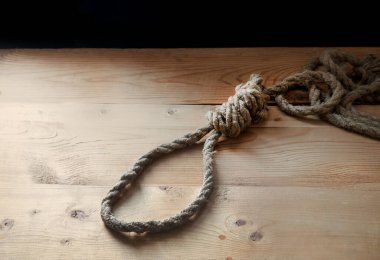 Boş antika hapishane hayatı öldürücü büküm yaka ahşap masa boşluğu asılı. Yakından bakıldığında karanlık, zalim, kaba, üzgün adam Juda, idam kanunu iplikçik düğümünün kötüye kullanılmasından korkuyor.