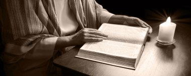 Yakın geçmişte katol kilisesi okulunda büyük yeni ahit gospel sayfası İsrail Yahudilik hukuku sembolü kavramı vardı. Kendini adamış bir Yahudi papaz. Koyu siyah ahşap masa örtüsü altında Müslümanlara vaaz veriyor. 