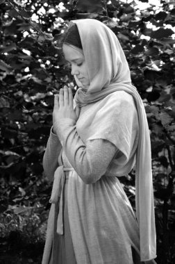 Yalnız, kutsal, genç, üzgün Doğu Yahudi Mary eski, eski püskü şal peçesi diz çök, çim biçen el, İsa 'ya dua et. Kırsal kesimdeki genç kız. Neşeli kız. Şükürler olsun.