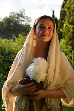 Eski eğlencesi İsrailli Yahudi gencecik giysi standı dinleniyor. Yakından bakınca sevimli İbrani İncili insan çiftliği çocuk kadın yüzü Tanrı 'ya dua et de hayat güzel hediyelerin tadını çıkarsın.