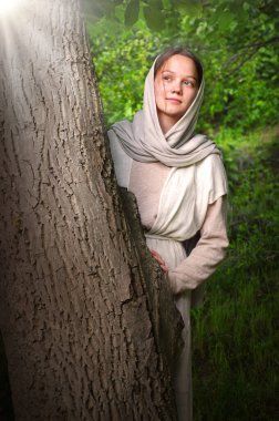 Genç ve zavallı İsrailli Yahudi kadın şalı peçe elbisesi. Mutlu şirin neşe İbrani ahşap çiftliği çocuk eğlenceli gülücük yüz bakışı bak uzağa dua et Tanrım bekle umut et anne tarlasına bak