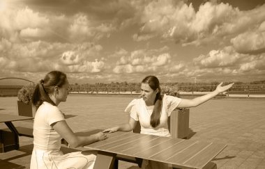 Genç öğrencinin morali bozuk. Stres sorunu var. Üzgün abla, bar masası kırma eli. Gençler tanışır kıskançlık dedikodularını duyarlar. Bağır, bağır, kriz yüzü. Bak, anlat.